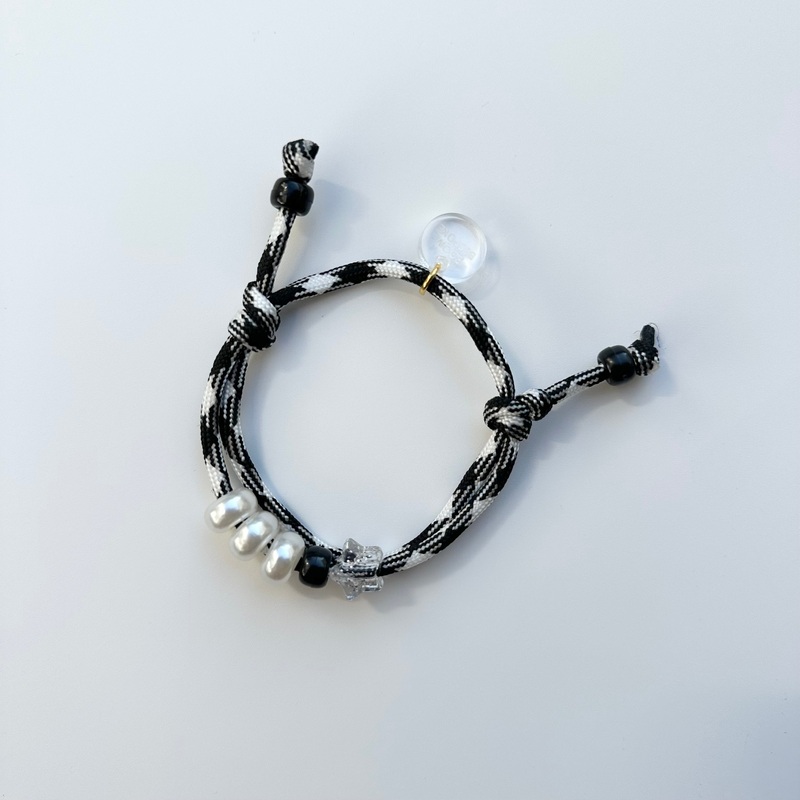 BLACK & WHITE PEARL BEADED ROPE BRACELET