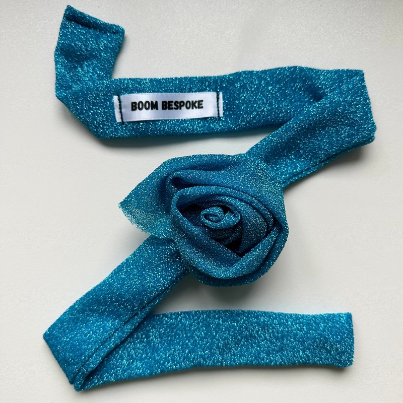 BLUE GLITTER ROSE CHOKER BY