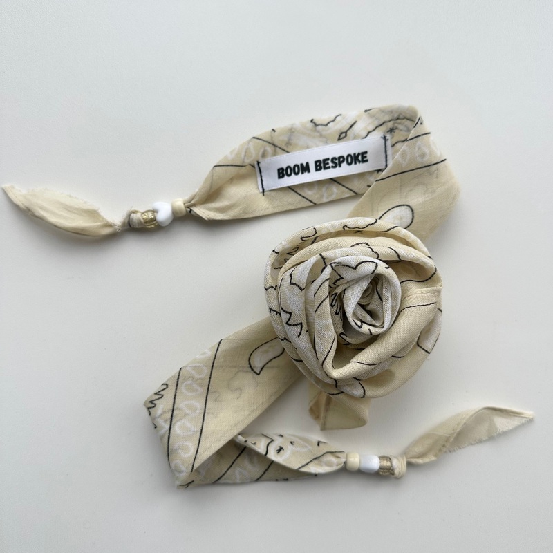 CREAM BANDANA ROSE CHOKER BY
