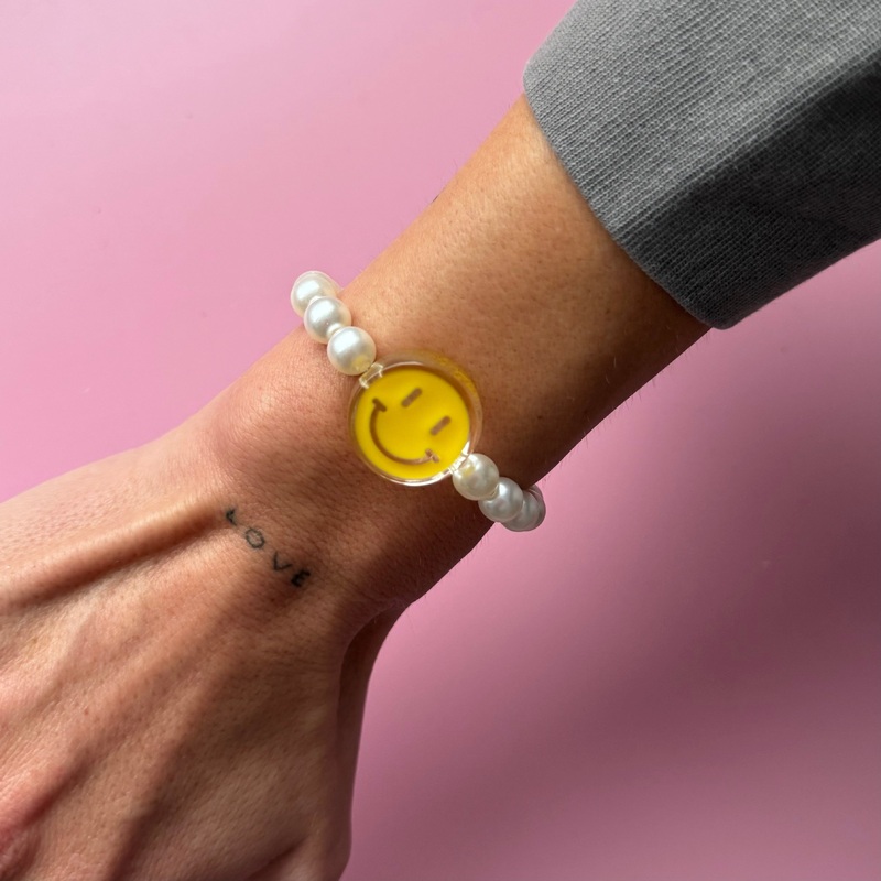 SMILEY PEARLS BEADED ELASTIC BRACELET